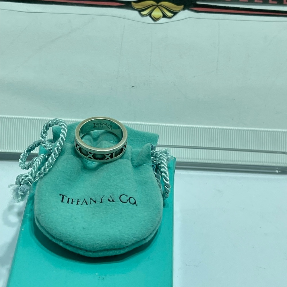 - Tiffany and Co. Atlas Ring size6 in silver 925. Comes with pouch and box. - Picture 13 of 14
